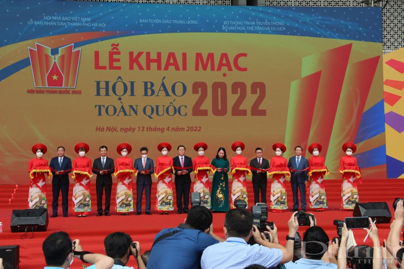 Các đại biểu cắt băng khai mạc Hội báo toàn quốc 2022.