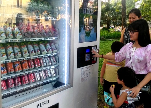 Người d&acirc;n H&agrave; Nội đ&atilde;  dần quen với việc mua h&agrave;ng tại c&aacute;c m&aacute;y b&aacute;n h&agrave;ng tự động tại địa điểm c&ocirc;ng cộng