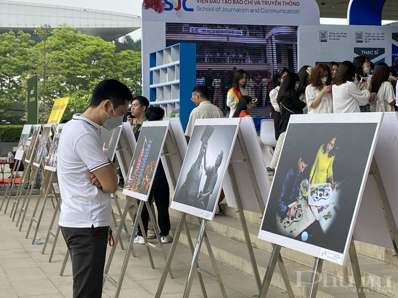 Người dân tham gian không gian trưng bày triển lãm ảnh 