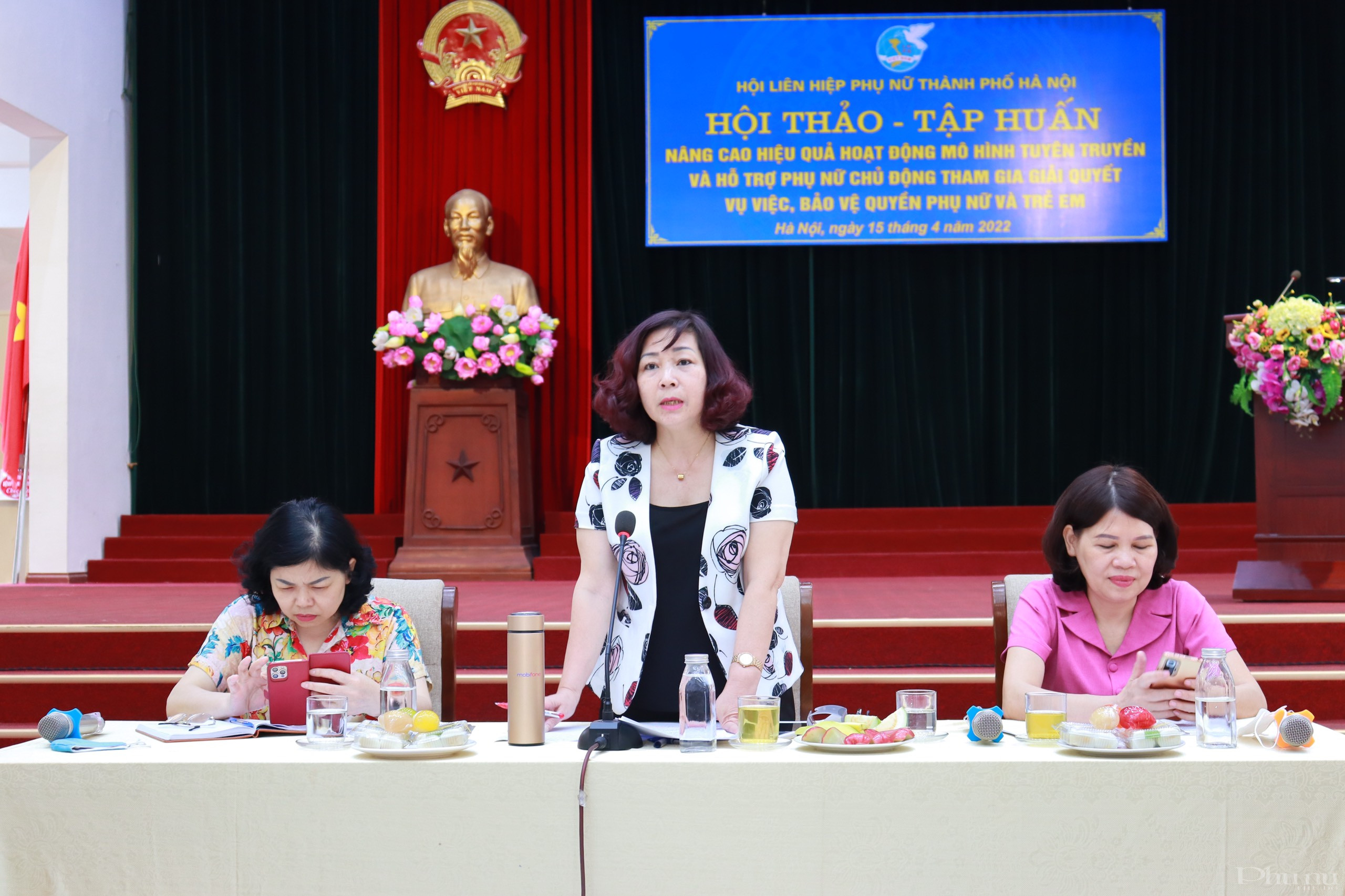 Đồng ch&iacute; L&ecirc; Thị Thi&ecirc;n Hương, Ph&oacute; Chủ tịch Hội LHPN TP H&agrave; Nội chủ tr&igrave; hội thảo