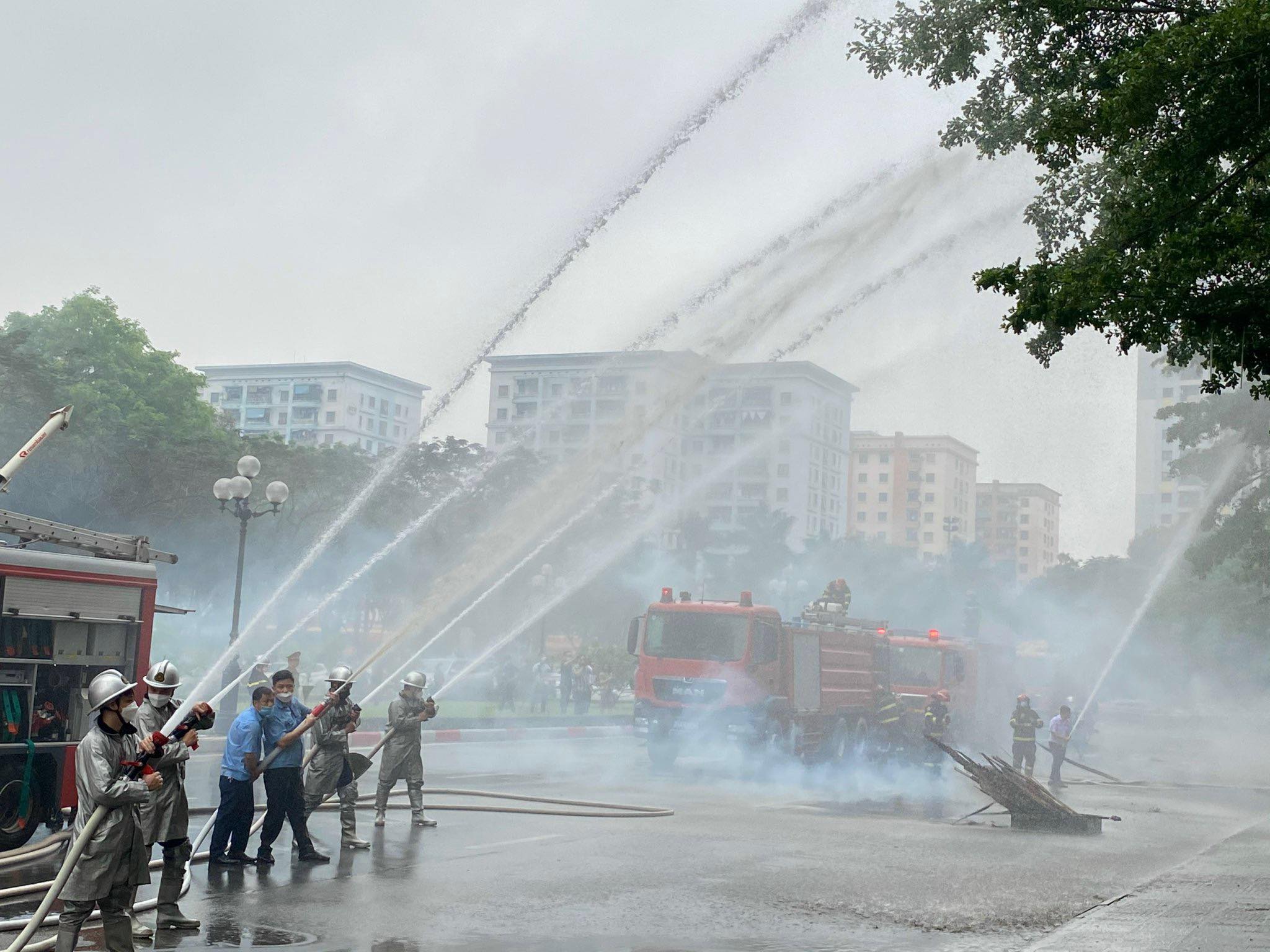 Các đồng chí cảnh sát phòng cháy chữa cháy và cứu nạn cứu hộ đang tập huấn phương án chữa cháy tại khu đô thị Văn Quán, quận Hà Đông, Hà Nội
