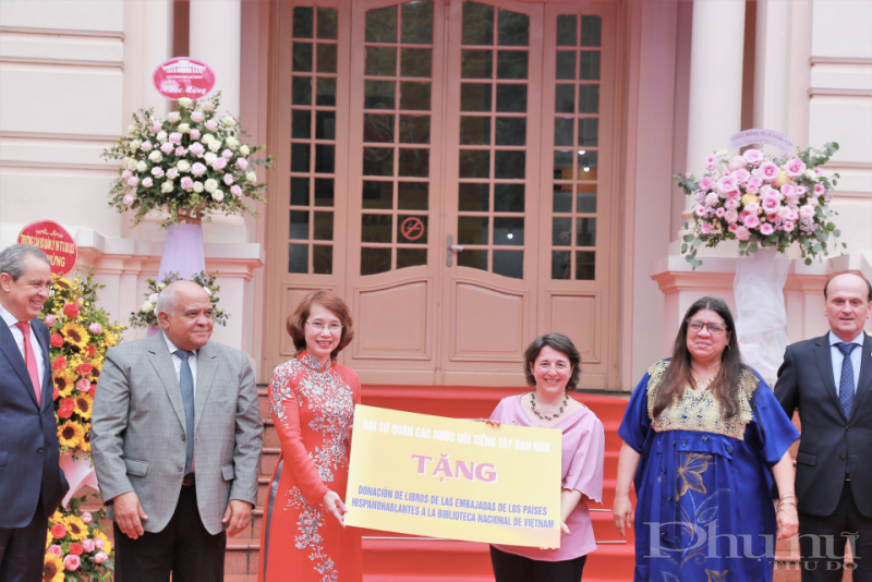 Đại diện Đại sứ quán 10 nước nói tiếng Tây Ban Nha tặng sách cho Thư viện Quốc gia Việt Nam.