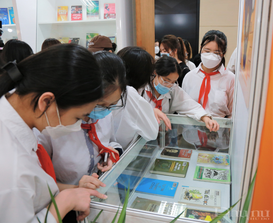 Các bạn học sinh háo hức tham quan các gian hàng sách tại Thư viện Quốc gia.