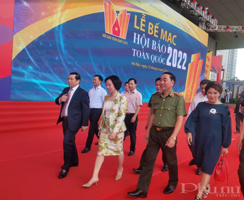 Các đại biểu tham dự lễ bế mạc Hội báo toàn quốc năm 2022 và tới thăm quan các gian hàng của các cơ quan báo chí Hà Nội và cả nước