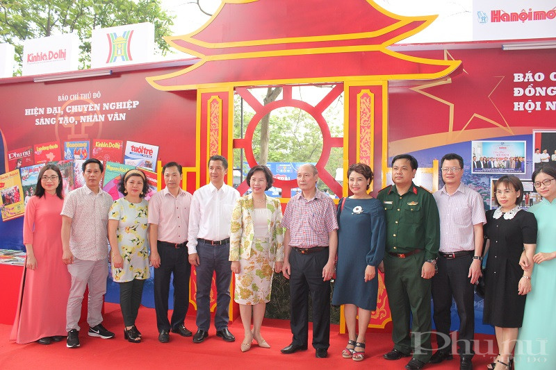 Các đại biểu chụp ảnh lưu niệm tại Hội báo toàn quốc năm 2022