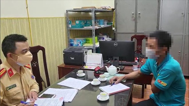 Cảnh sát giao thông làm việc với lái xe vi phạm luật giao thông đường bộ