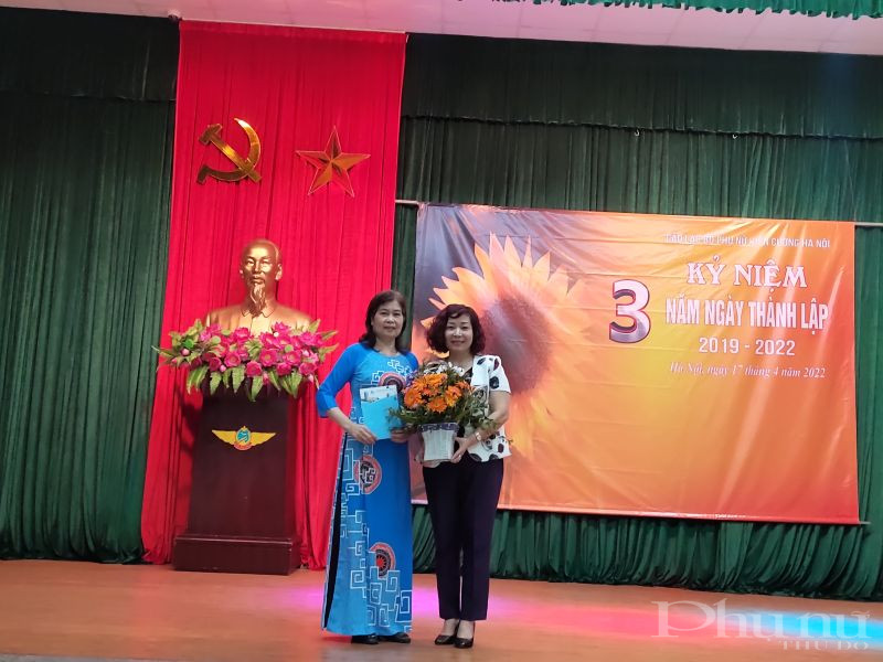 Nhân dịp này, Hội LHPN Hà Nội tặng quà cho CLB Phụ nữ kiên cường Hà Nội để động viên các thành viên trong CLB tiếp tục sống lạc quan, và có nhiều việc làm ý nghĩa trong thời gian tới