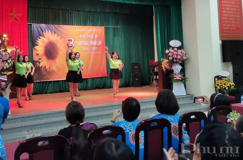 Các thành viên CLB biểu diễn các tiết mục văn nghệ kỷ niệm sinh nhật 3 năm