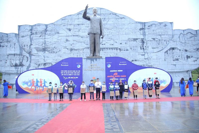 Ban tổ chức trao tặng 20 suất học bổng cho 20 học sinh dân tộc thiểu số có hoàn cảnh khó khăn vươn lên trong học tập