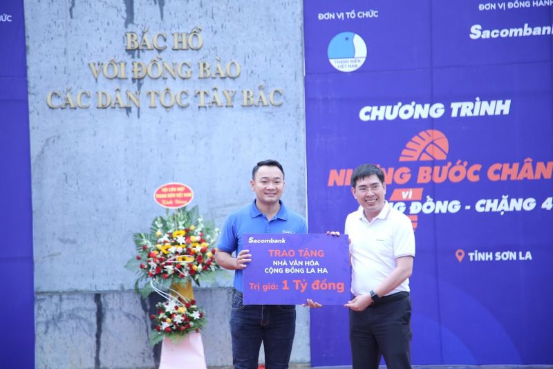 Trao tặng biển tượng trưng công trình Nhà văn hóa cộng đồng La Ha trị giá 1 tỉ đồng