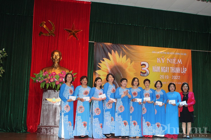 Nhân dịp này, CLB đã  khen thưởng cho các tập thể và cá nhân có nhiều đóng góp cho hoạt động năm 2021