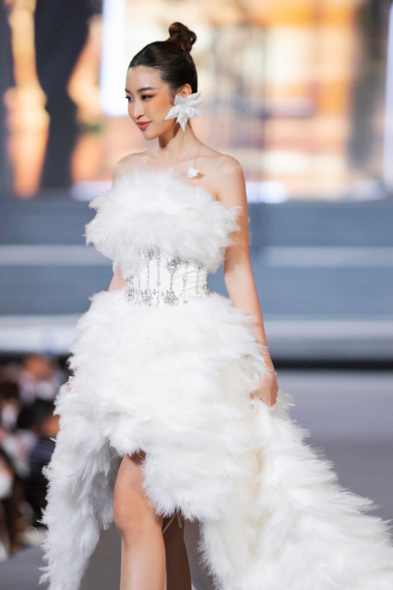 Vẻ kiêu sa của Đỗ Mỹ Linh sáng bừng sân khấu