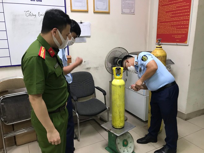 Lực lượng chức năng thu giữ một bình khí cười