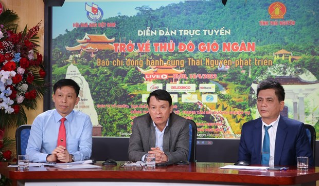 Phó Chủ tịch Thường trực Hội Nhà báo Việt Nam Nguyễn Đức Lợi (giữa) chủ trì diễn đàn. (Ảnh: Hà Nội Mới )