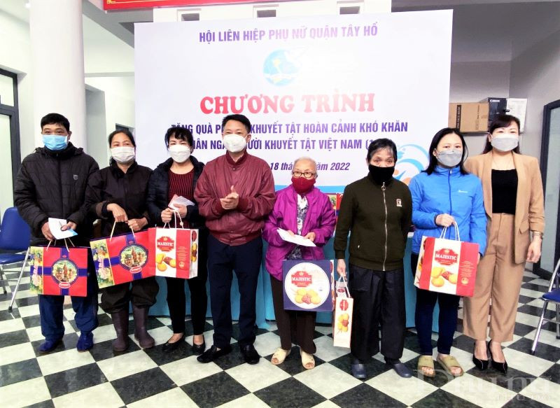 Không chỉ ngày người khuyết tật Việt Nam, vào các dịp lễ, Tết, Hội LHPN và chính quyền cơ sở các cấp quận Tây Hồ cũng có nhiều hoạt động quan tâm phụ nữ khuyết tật, yếu thế.