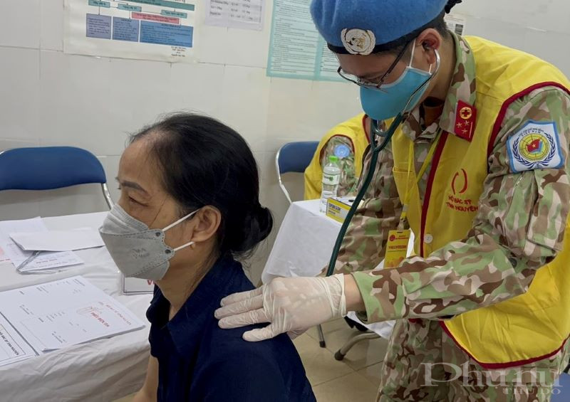 Các bác sĩ tình nguyện kiểm tra sức khỏe cho một hôi viên phụ nữ. Các bác sĩ tình nguyện kiểm tra sức khỏe cho một hôi viên phụ nữ.