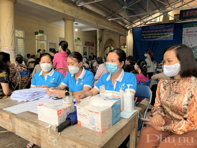Cán bộ hội viên Hội LHPN quận Hà Đông hỗ trợ công tác hồ sơ tại buổi khám. Cán bộ hội viên Hội LHPN quận Hà Đông hỗ trợ công tác hồ sơ tại buổi khám.
