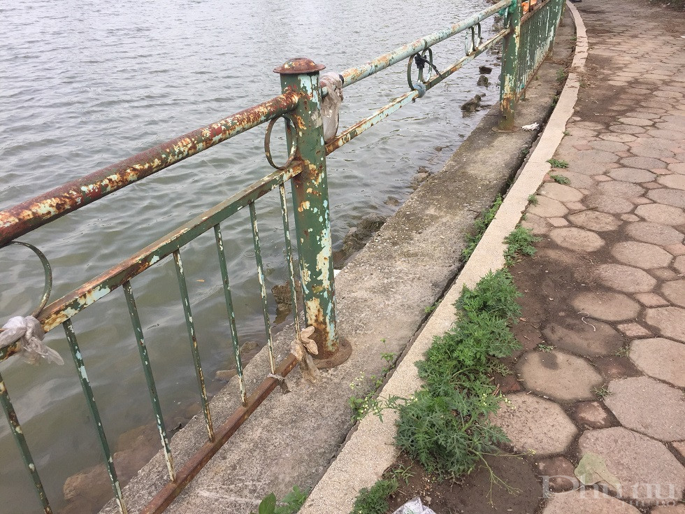 Có khu vực hàng rào bị hoen gỉ, mất thanh chắn gây nguy hiểm cho người dân