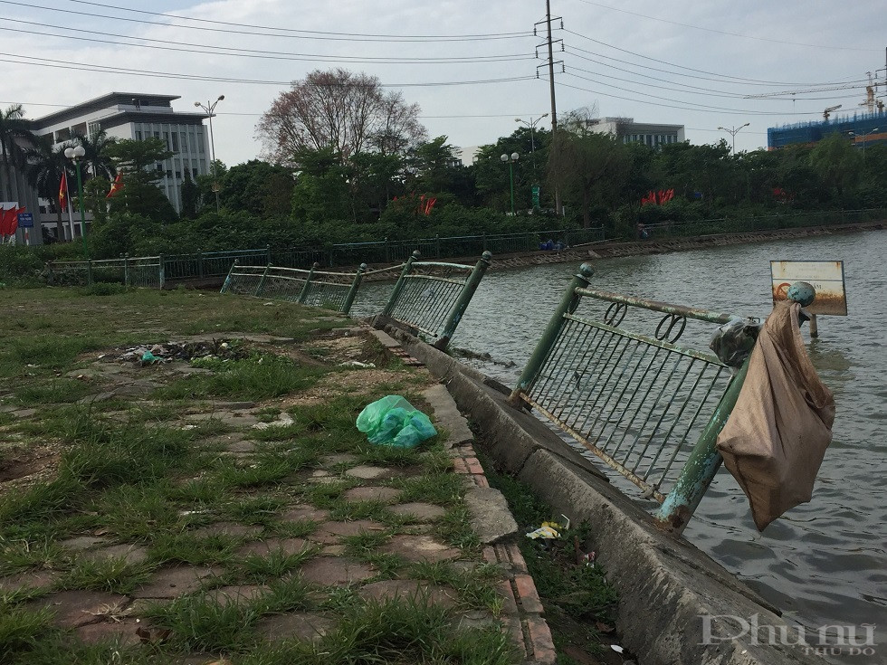 Hàng rào bao quanh hồ nhiều đoạn sụt lún nghiêng ngả.