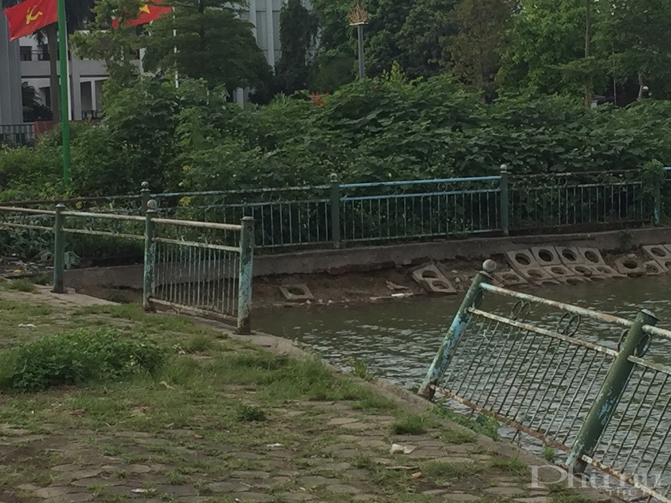 Lộ nguyên một khoảng trống