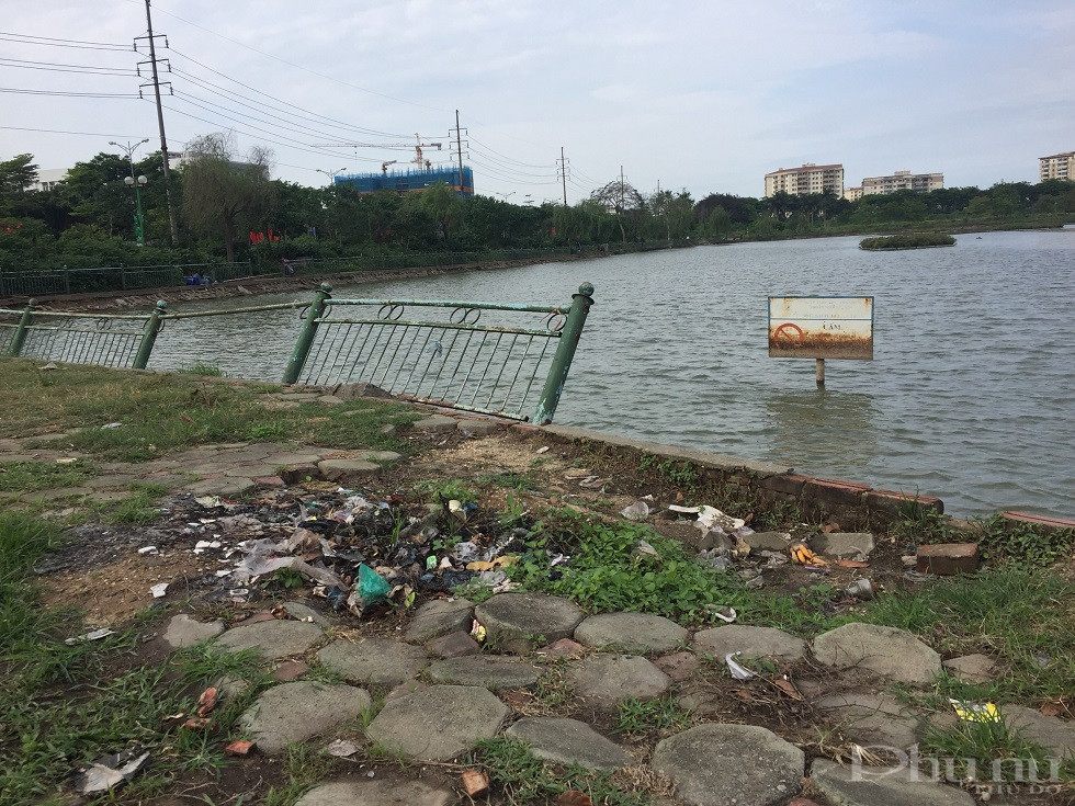 Công viên bị biến thành bãi đất bỏ hoang