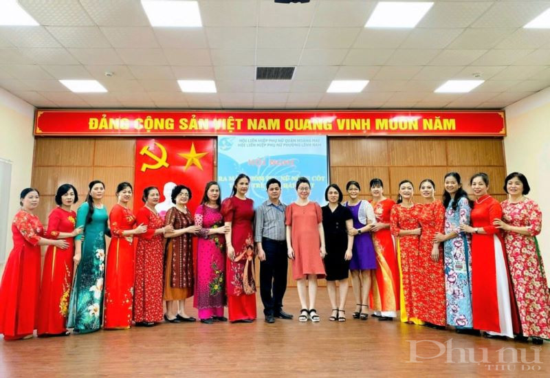 Các đại biểu chụp ảnh lưu niệm cùng nhóm phụ nữ nòng cốt phường Lĩnh Nam.