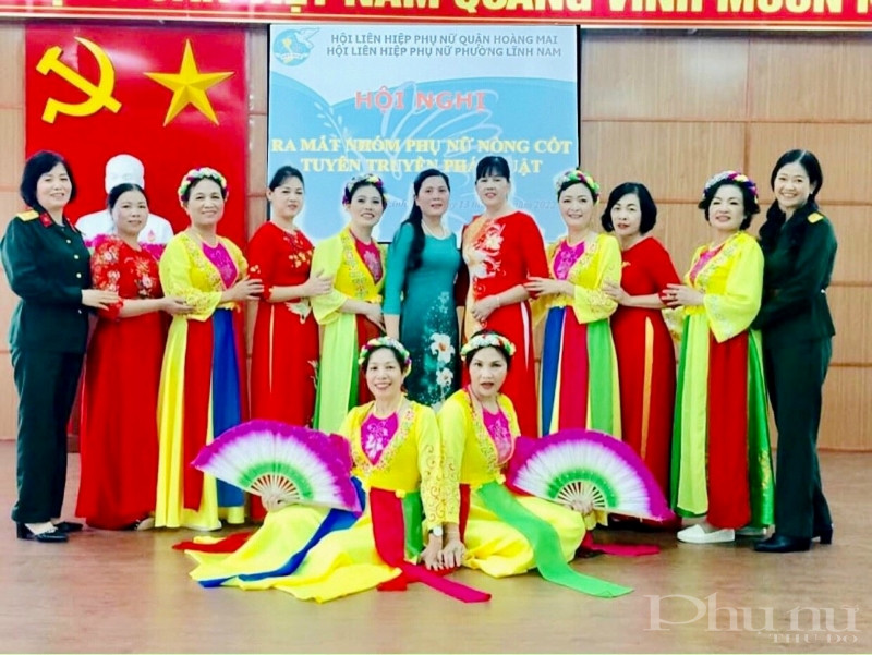 Tiết mục văn nghệ chào mừng nhân dịp ra mắt nhóm phụ nữ nòng cốt tuyên truyền pháp luật phường Lĩnh Nam.