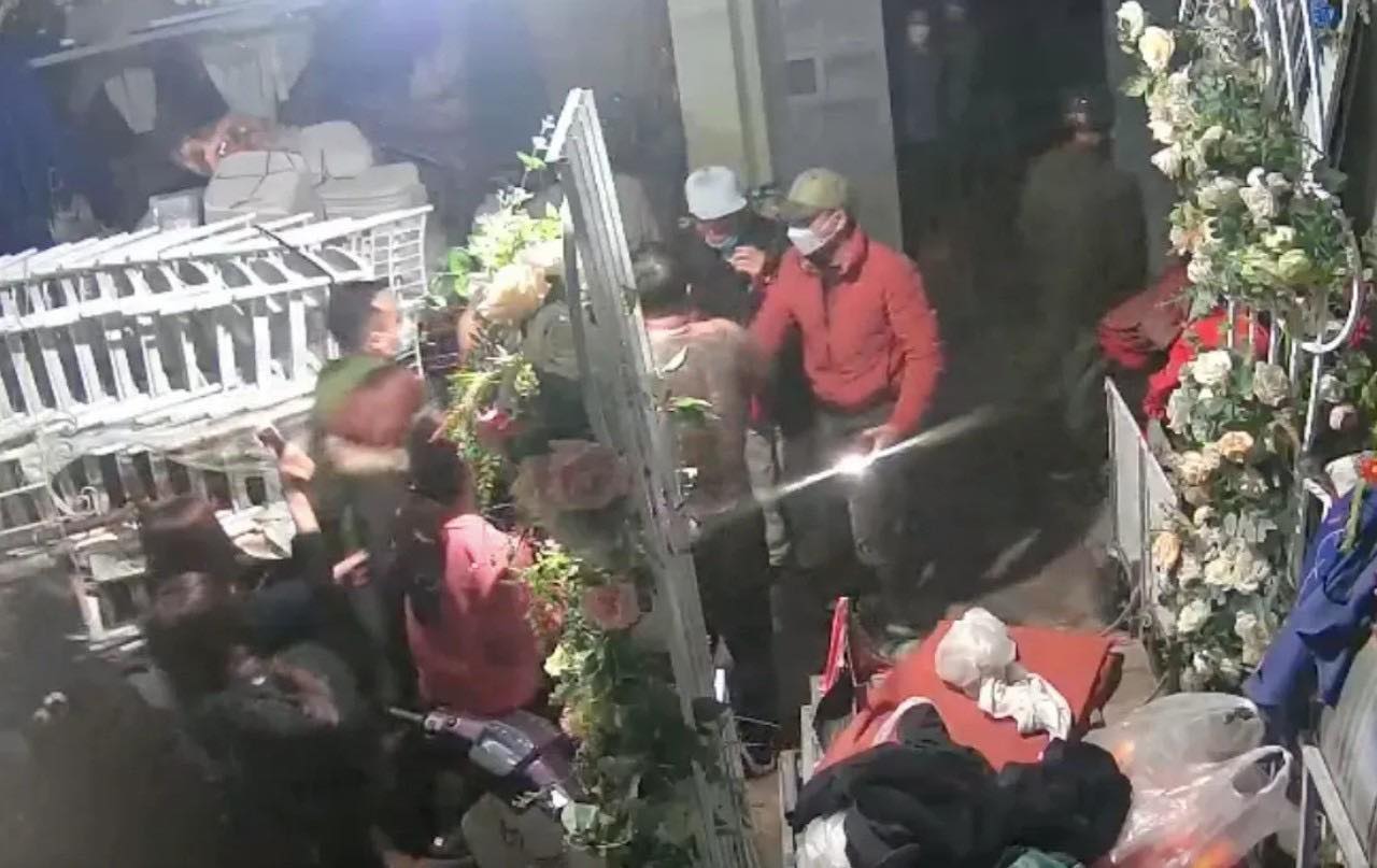 Nhóm côn đồ tập trung trước nhà bà L đe dọa, uy hiếp