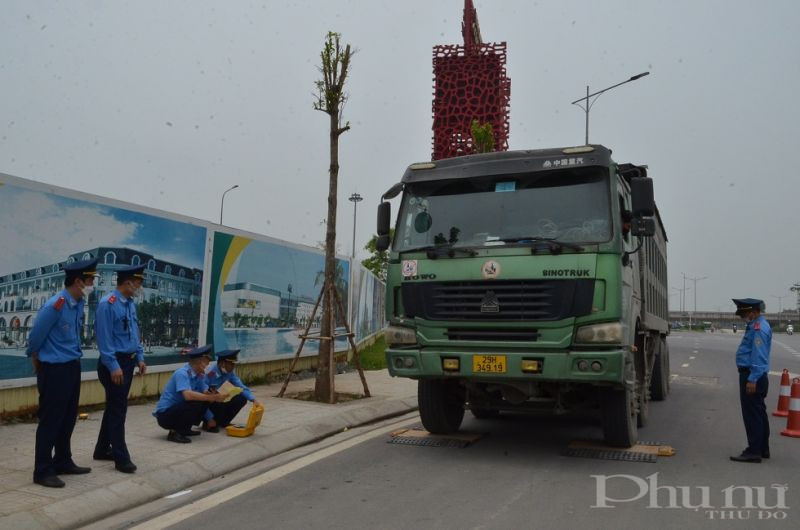 Tổ công tác tiến hành kiểm tra với những chiếc xe có dấu hiệu quá tải