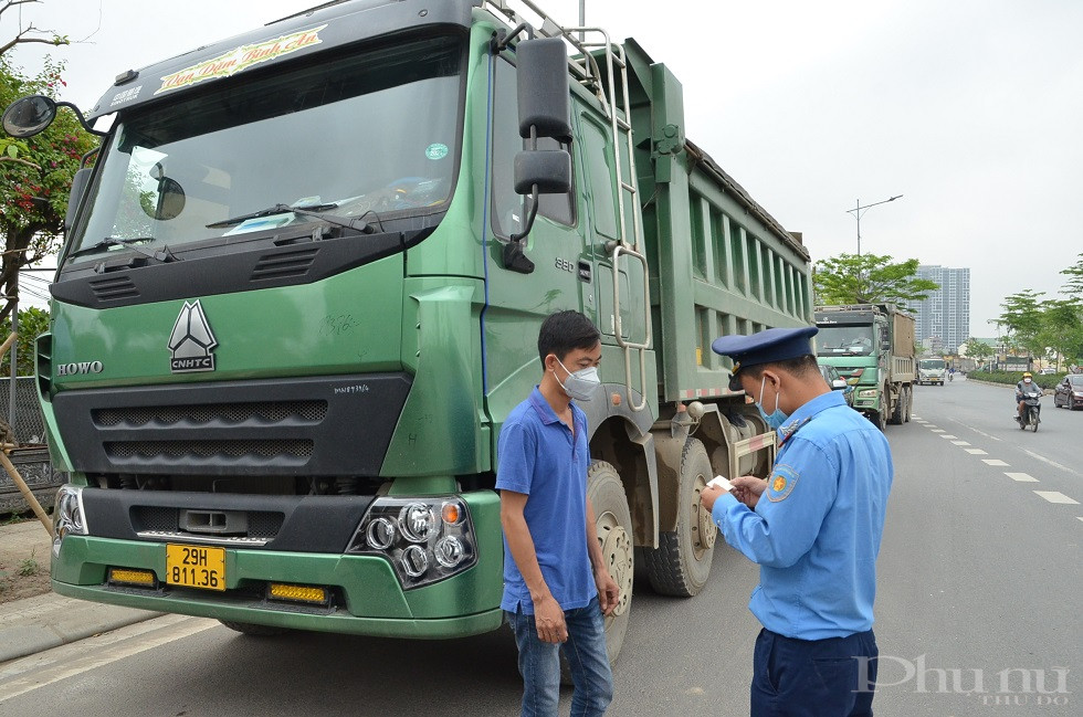 Tổ công tác thực hiện kiểm tra giấy tờ của lái xe vi phạm các quy định về trật tự an toàn giao thông