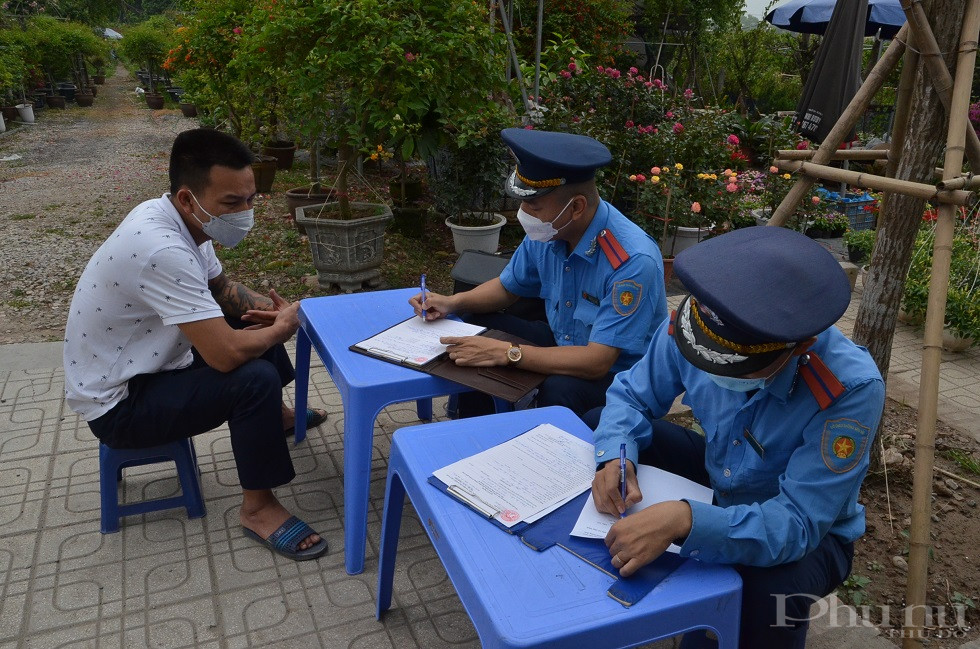 Lực lượng chức năng thực hiện lập biên bản, ra quyết định xử phạt với các phương tiện có dấu hiệu quá tải, vi phạm vệ sinh môi trường.