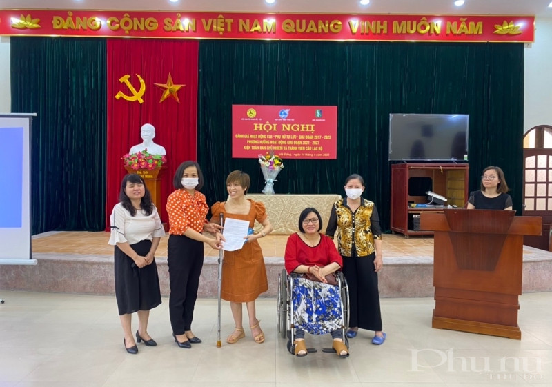 Đồng ch&iacute; Lại H&agrave; Phương - Chủ tịch Hội LHPN quận H&agrave; Đ&ocirc;ng trao quyết định kiện to&agrave;n Ban chủ nhiệm CLB Phụ nữ tự lực nhiệm kỳ 2022-2027