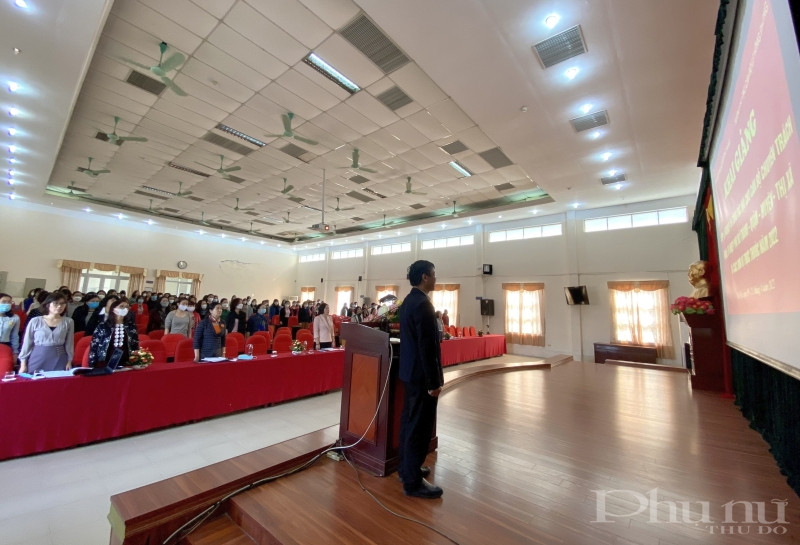 Các đại biểu thực hiện nghi lễ chào cờ.