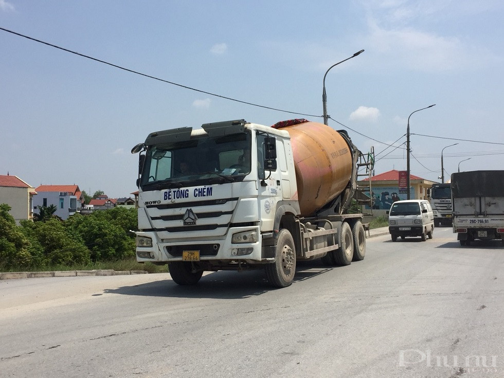 Tuyến đường đê thuộc địa bàn xã Đông Dư (Gia Lâm, Hà Nội) cũng đang từng ngày  Tuyến đường đê thuộc địa bàn xã Đông Dư (Gia Lâm, Hà Nội) cũng đang từng ngày