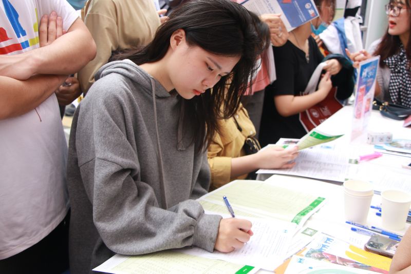 Thí sinh tìm hiểu thông tin tuyển sinh vào đại học, cao đẳng 	Ảnh: T.T