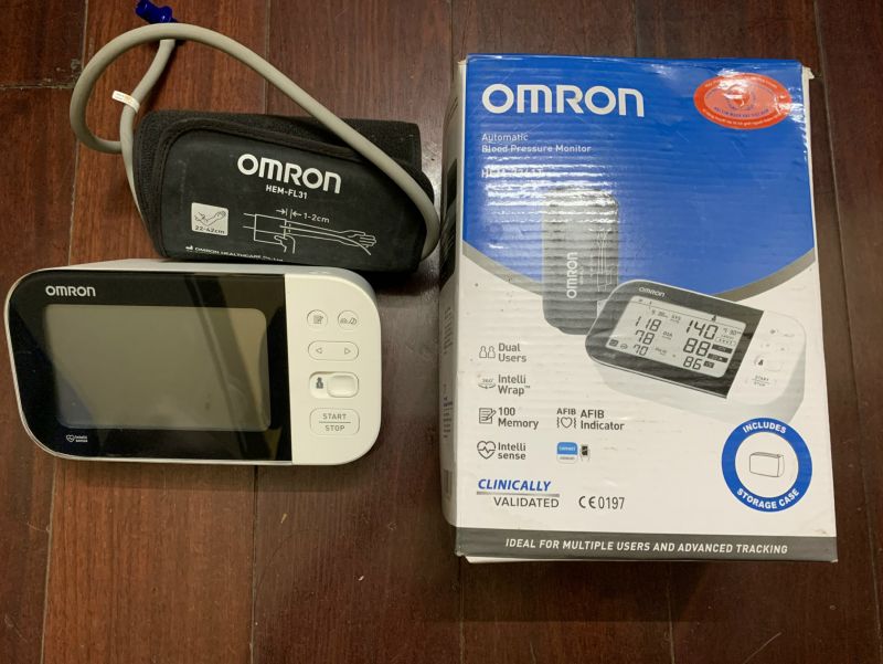 Chiếc máy đo huyết áp không đi kèm với bộ chuyển nguồn điện do không nằm trong chương trình khuyến mãi