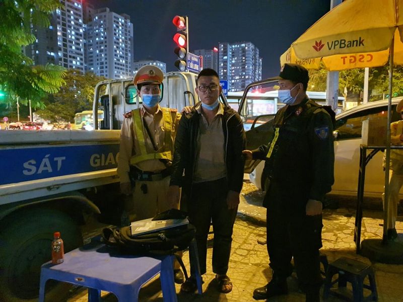 Đối tượng Nguyễn Thái Dương (giữa)