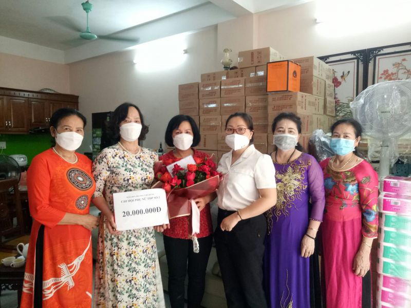 Hội LHPN phường Việt Hưng, quận Long Biên trao vốn hỗ trợ cho chị Ngũ Thị VinhẢnh: HPN