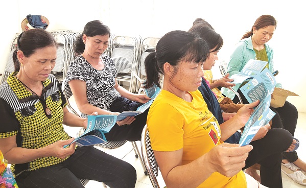 Chị em hội vi&ecirc;n phụ nữ được trang bị kiến thức ph&aacute;p luật th&ocirc;ng qua m&ocirc; h&igrave;nh CLB &ldquo;Phụ nữ với ph&aacute;p luật&rdquo; do Hội PN c&aacute;c cấp triển khai thời gian qua