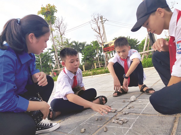 C&aacute;c em học sinh tr&ecirc;n địa b&agrave;n huyện Đ&ocirc;ng Anh c&oacute; nhiều hoạt động bổ &iacute;ch do Hội PN triển khai