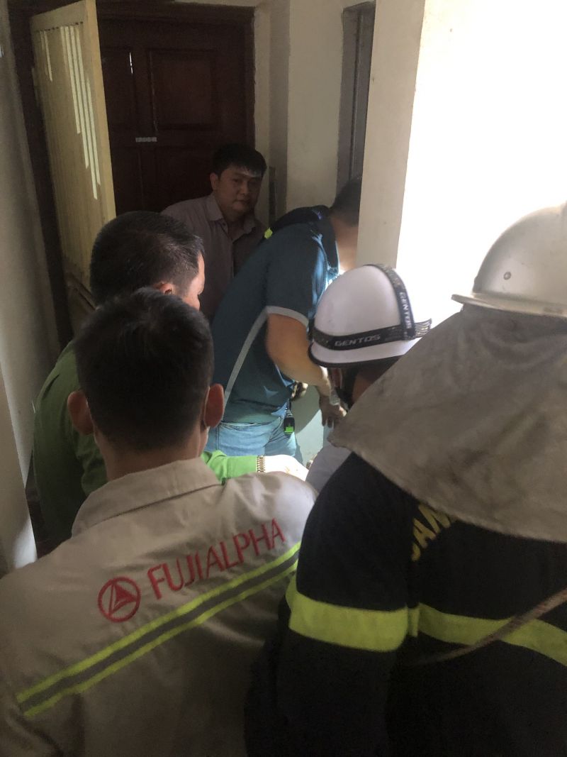 Lực lượng Cứu nạn cứu hộ nỗ lực  tìm cách cứu các nạn nhân ra đến nơi an toàn Lực lượng Cứu nạn cứu hộ nỗ lực  tìm cách cứu các nạn nhân ra đến nơi an toàn