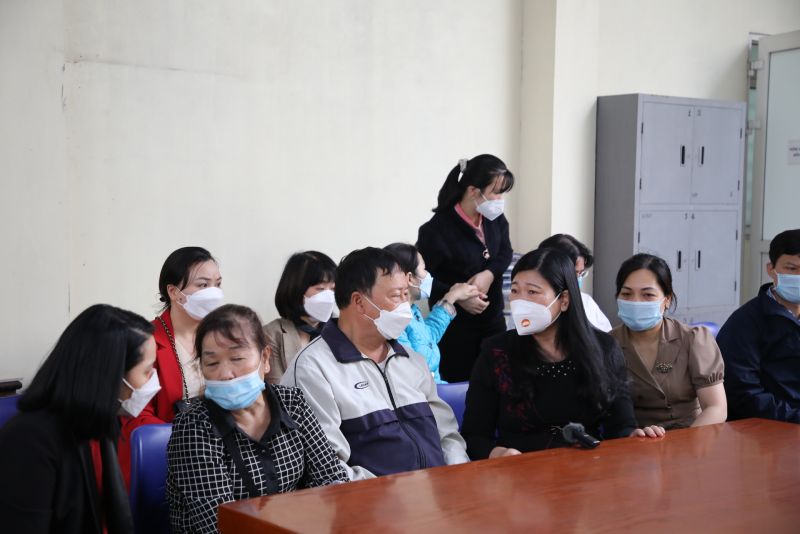 Đồng chí Nguyễn Lan Hương, PCT Ủy ban TW MTTQ Việt Nam, Ủy viên Ban TVTU, Chủ tịch Ủy ban MTTQ Việt Nam Thành phố Hà Nội đã đến thăm, động viên gia đình