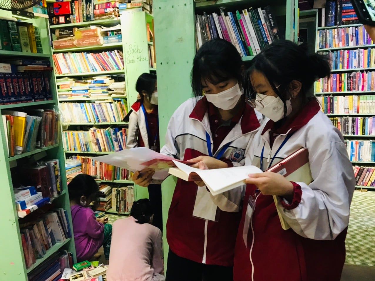 Các bạn nhỏ say mê đọc sách