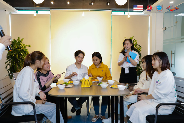 Các bạn trẻ không khiếm thị bịt mắt để trải nghiệm hoạt động dùng cơm trong bóng tối với các bạn khiếm thị.