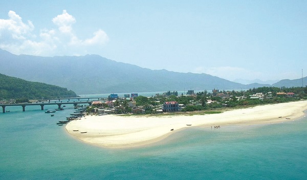 Vịnh Lăng Cô trong xanh và bình yên