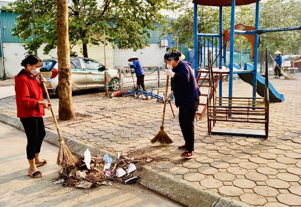 Cán bộ, hội viên phụ nữ làm sạch đường phố và các khu vui chơi công cộng
