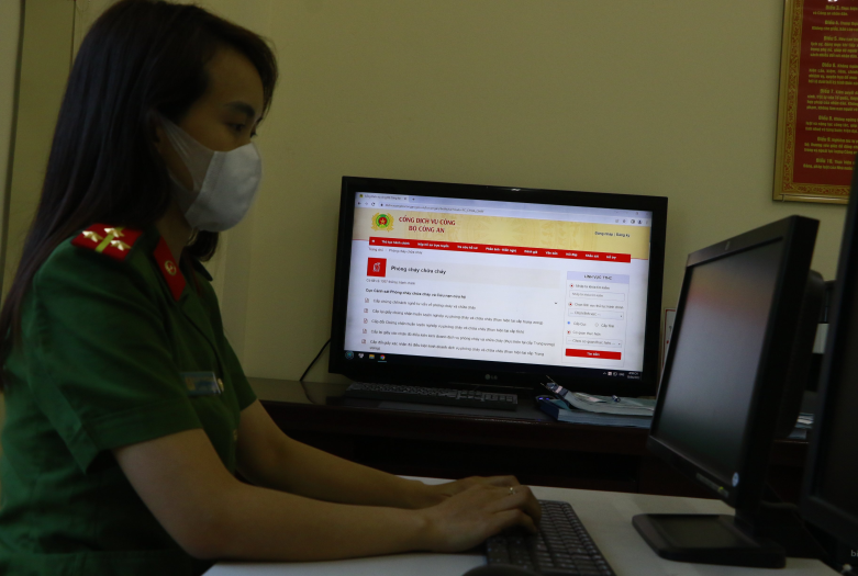 Cán bộ chiến sỹ Phòng Cảnh sát Phòng cháy chữa cháy và Cứu nạn cứu hộ tiếp nhận hồ sơ trực tuyến