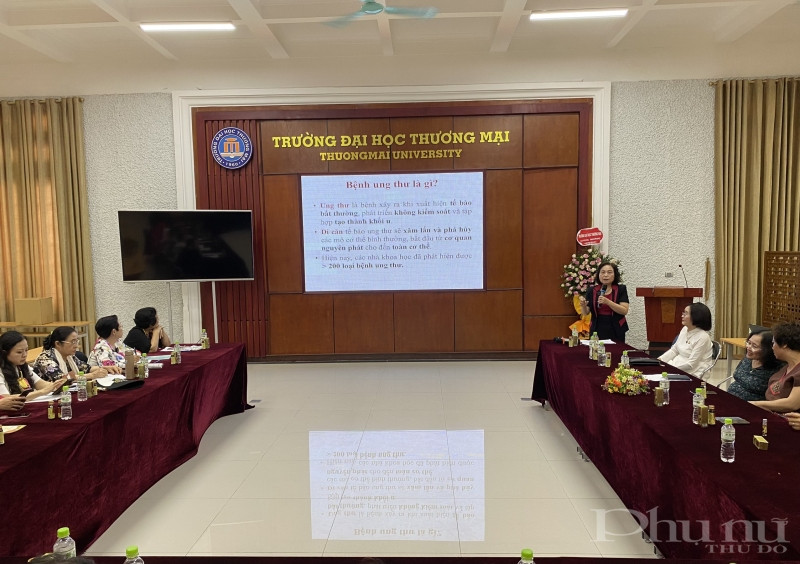 GS.TS.BS Lê Thị Hợp - Chủ tịch Hội Nữ trí thức Việt Nam chia sẻ tại hội thảo.