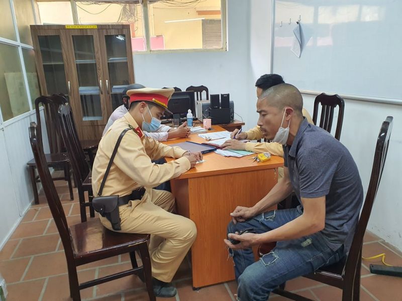 Nam thanh niên được đưa về trụ sở cơ quan công an để lập biên bản xử lý vi phạm