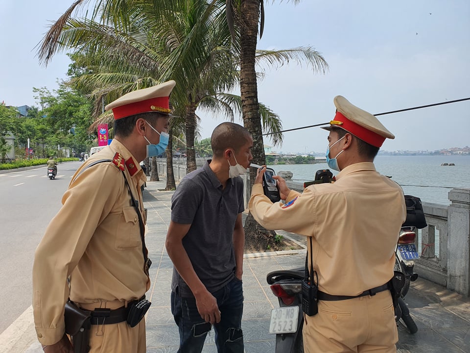 Lực lượng chức năng tiến hành đo nồng độ cồn của đối tượng T